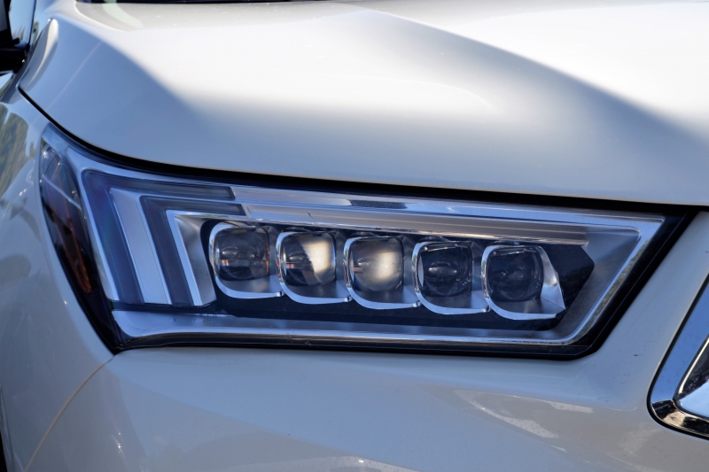 moto-TOURTOUR-min_acura-headlamp-2834131